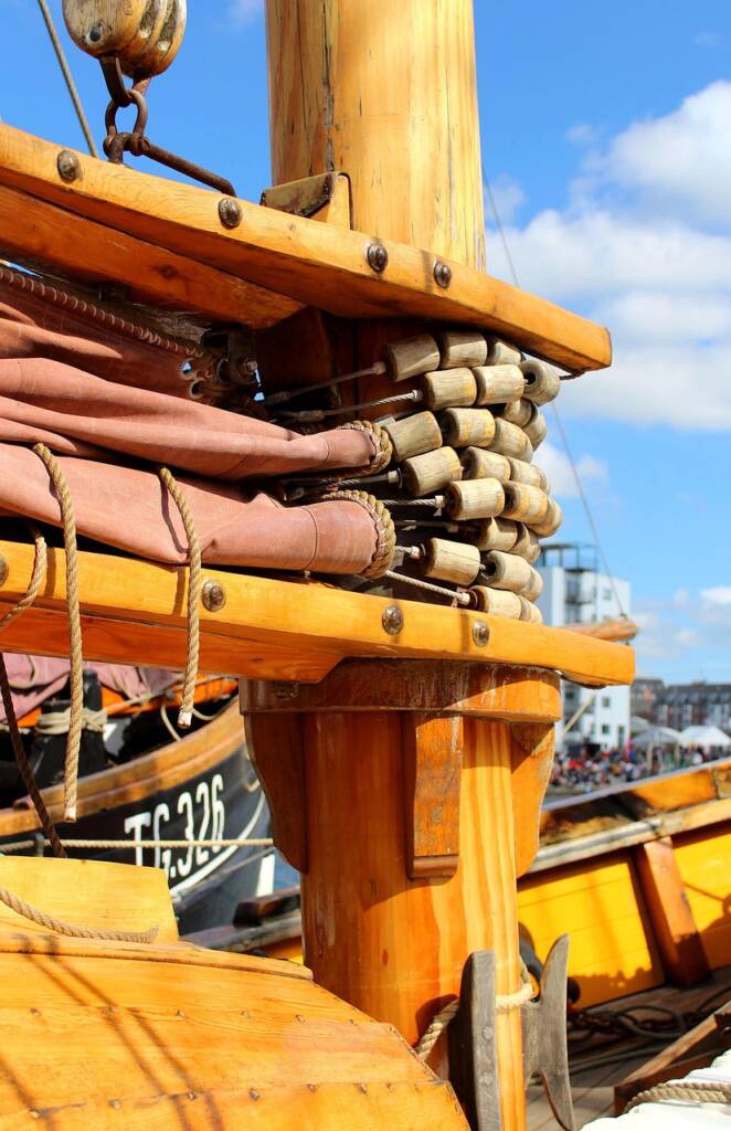 Ventajas de usar madera en cubiertas de barcos: estética, resistencia y tradición