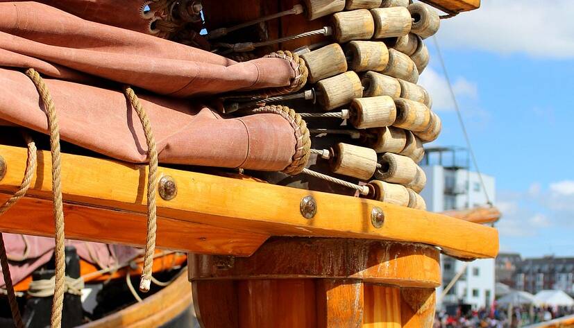 Ventajas de usar madera en cubiertas de barcos: estética, resistencia y tradición