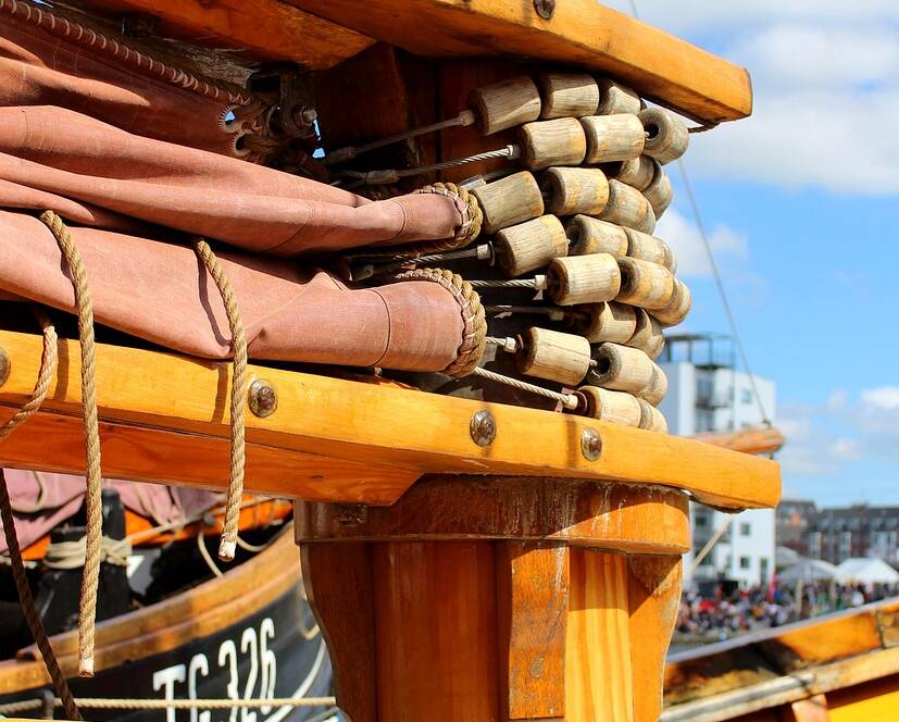 Ventajas de usar madera en cubiertas de barcos: estética, resistencia y tradición